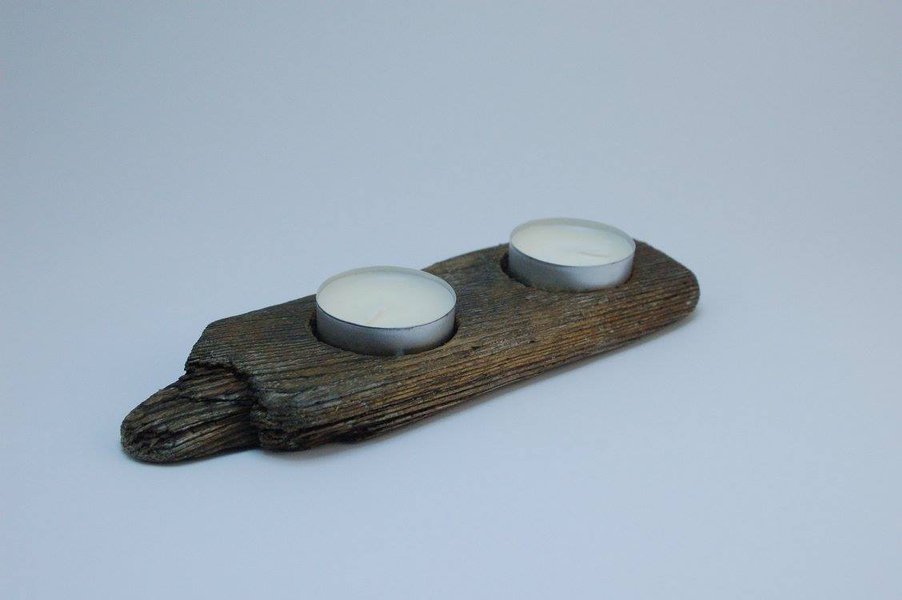 Elegantiška žvakidė iš jūros apdoroto medžio dviems žvakėms